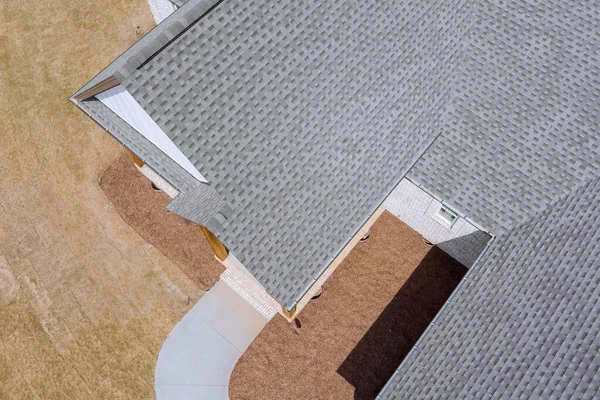 Construção do telhado da vista aérea a borda das telhas do telhado em cima das telhas novas do asfalto da casa — Fotografia de Stock