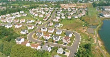 Amerikan kasabasının havadan görünüşü New Jersey 'de Sayreville yerleşim bölgesindeki evler.