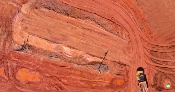 Widok z lotu ptaka na duży plac budowy z kilkoma koparkami gąsienicowymi w przenoszeniu ziemi na wywrotkę — Wideo stockowe