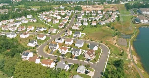 Widok z lotu ptaka amerykańskiego miasta domy na dzielnicy mieszkalnej Sayreville w pobliżu stawu w New Jersey USA — Wideo stockowe
