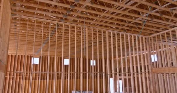 Nytt hus under konstruktion trä inramat material — Stockvideo