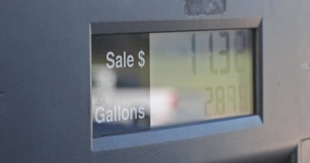 Pompe à essence avec prix proche station-service moderne montrant compteur avec prix du carburant. — Video