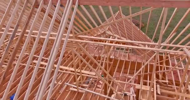 Szczegółowa belka szkieletowa konstrukcji dachu z drewna w budowie domu — Wideo stockowe