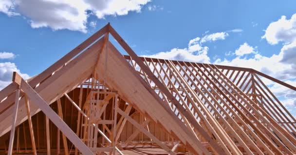 Närbild ny pinne byggd hem under uppbyggnad under inramning struktur trä ram av hus — Stockvideo