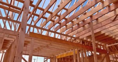 Havadan bakıldığında ahşap kiriş çerçeve çubuğu yeni inşa edilmiş ahşap kirişli ev yapımı.