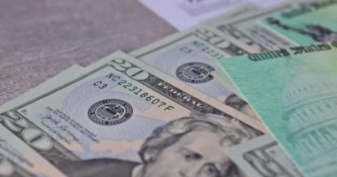 Bireysel Gelir Vergisi iadesi formu 1040 ABD Amerikan doları hesap makinesiyle.