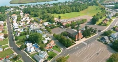 Sayreville New Jersey 'deki küçük Amerikan yerleşim yerinin yakınındaki göl.