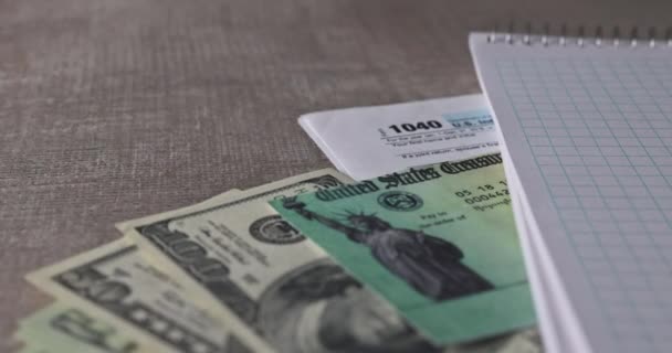 Αίτηση προετοιμασίας 1040 U.S. Επιμέρους δήλωση φόρου εισοδήματος Τόνωση οικονομική φορολογική δήλωση ελέγχου με σπιράλ σημειωματάριο — Αρχείο Βίντεο