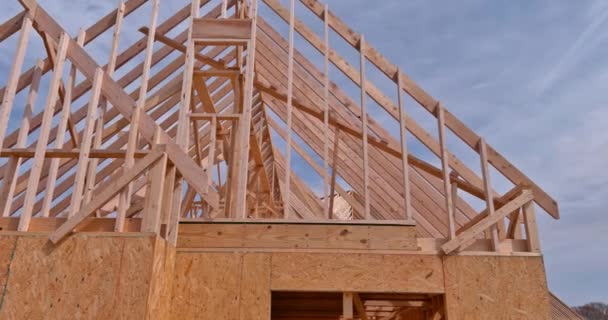 Construcción de techos con estructura de techo de madera casa construida — Vídeo de stock