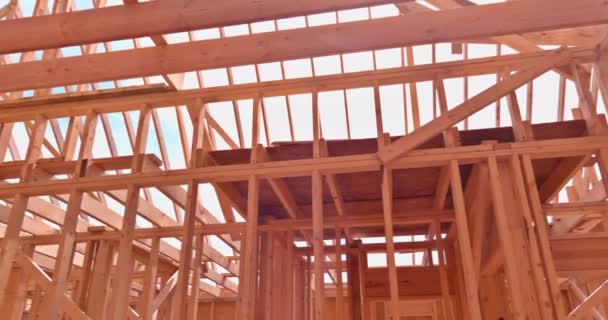 施工时安装与木梁连接的框架桁架 — 图库视频影像