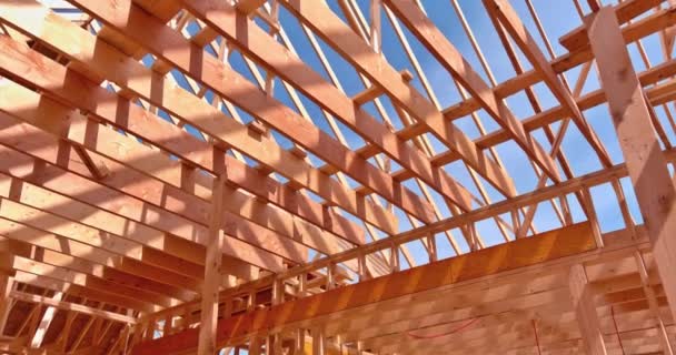 Installation de fermes de cadre se joignant à des poutres en bois à la construction — Video