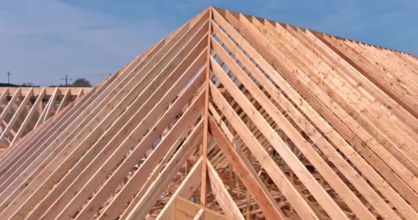 Недавно построенный деревянный каркас крыши дома — стоковое видео