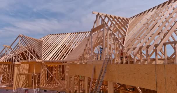 Poutres en bois à la construction la maison du système de fermes de toit — Video