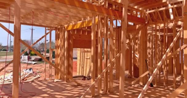 Dřevěný rámový dům ve výstavbě v příměstské nové tyčové trámy postavené se zdí — Stock video