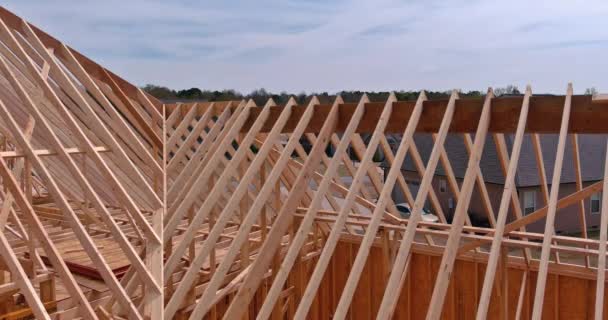 Trusuri de acoperiș din lemn pe un fundal clar al cerului — Videoclip de stoc