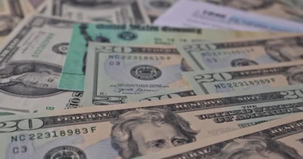 US-Dollar-Banknote mit Scheck über Stimulierungshilfen auf dem Formular 7200, Vorauszahlung von Arbeitgeberkrediten aufgrund von COVID-19 — Stockvideo