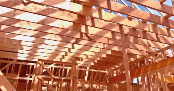 Installation of wooden with roof beams frame trusses condominium construction — Stock Video