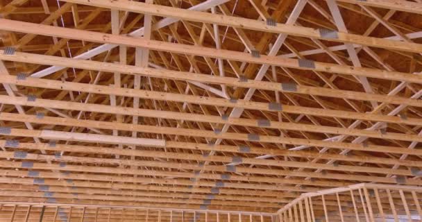 Rámcová budova obytný dům s dřevěnými střechami trusses — Stock video