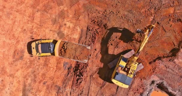 Voorbereiding van de bouw van residentiële huis van graafmachine truck zijn het laden van de bodem een dump truck — Stockvideo