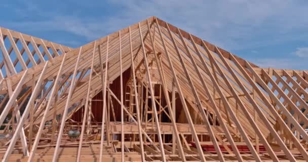 Vista do telhado treliça sistema vigas de madeira quadro casa em construção — Vídeo de Stock