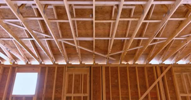 Ξύλινες σχάρες οροφής κατασκευασμένες με δοκούς ξυλείας — Αρχείο Βίντεο