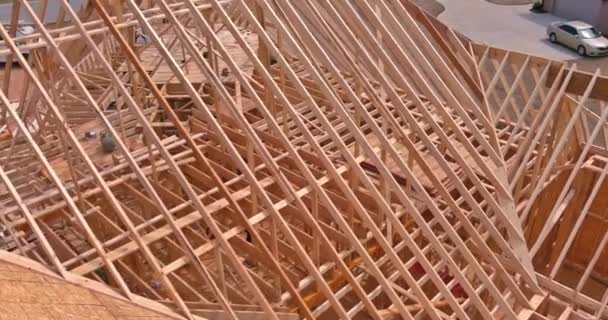 Estructura de marco de madera armaduras de techo de casas nuevas — Vídeos de Stock