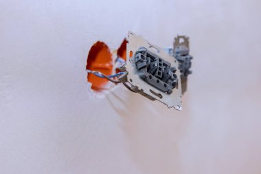 Bir evin duvarına yeni bir ışık düğmesi kurulması