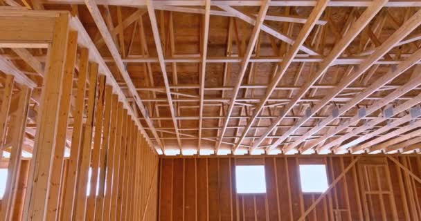 Fermes de toit en bois à une maison à ossature de bois en construction — Video