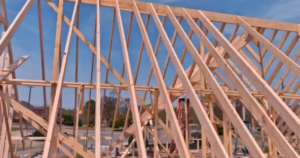 Çatı inşaat halindeyken çatı kirişleri döşeniyor — Stok video