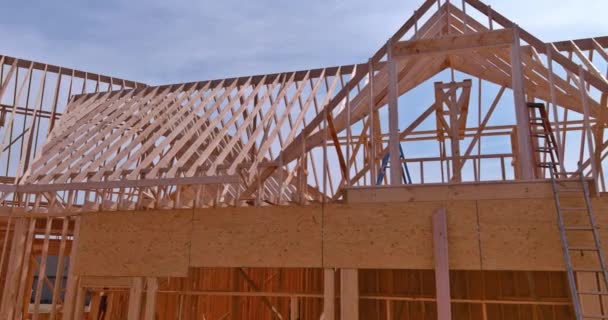 Panorama ovanifrån av närbild nya trä takbjälkar byggda hem under uppbyggnad under inramning — Stockvideo