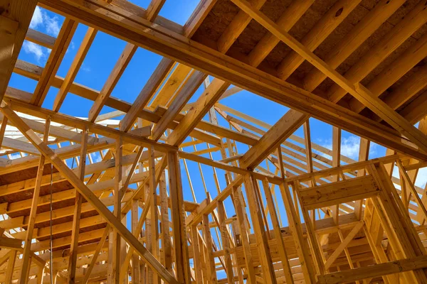 Nueva estructura de marco tablero de madera ensamblado en el sitio de construcción a partir de materiales naturales techo del piso — Foto de Stock