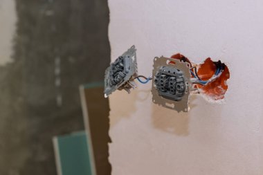 Tadilattan sonra yeni yapılmış elektrik düğmesi