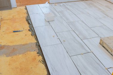 Yapıştırıcı sürmüş zemine seramik fayanslar döşeme işlemi