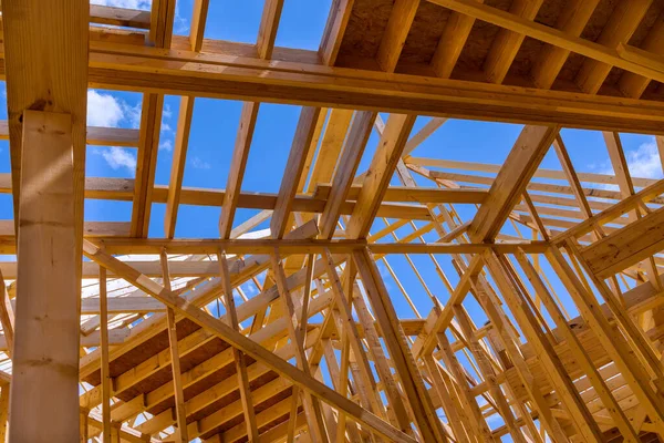 Nueva construcción de casa con vigas de madera el techo y la pared — Foto de Stock