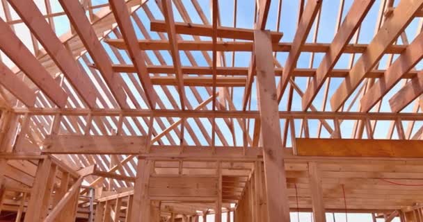 Vista aérea del marco de madera una nueva casa de madera en construcción — Vídeo de stock