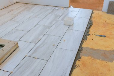 Ev geliştirme seramik fayansları yere yerleştirme