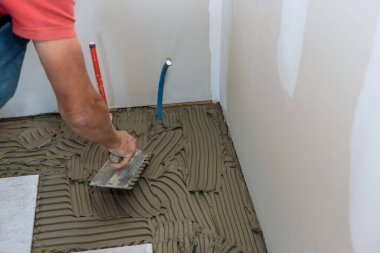 Usta yere yapışkan bir taban koyar.