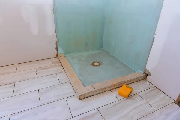 Im Bau neue Badewanne, die ein eigenes Badezimmer umbaut — Stockfoto