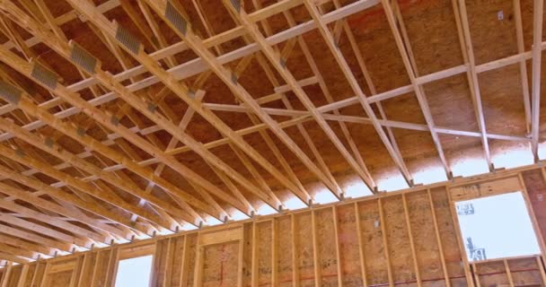 Νέο σπίτι κατασκευής εσωτερικό με ξύλινα δοκάρια οροφής εκτίθενται πλαίσιο — Αρχείο Βίντεο