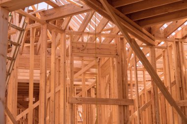 Yeni ev inşaatı ahşap kirişler tavan ve duvar