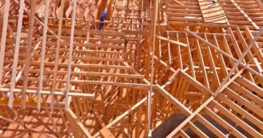 Gable 'ların çatısı ahşap çerçeveli yeni inşa edilen çatı altında ev inşa edildi.