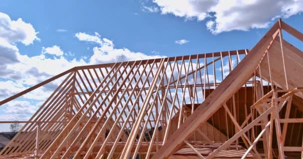 Установка деревянных балок при строительстве фермовой системы крыши дома — стоковое видео