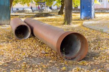 Kahverengi borulardaki drenaj çalışmaları sokak tadilatı sırasında yapılmayı bekliyor.