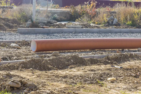Kanalizasyon borusunun inşaatı için hazırlık.