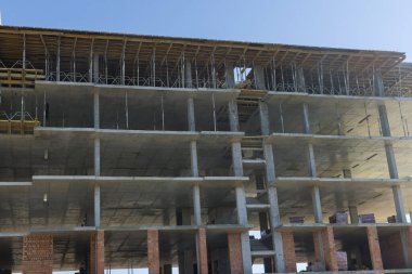 İnşaatın altında yüksek beton bina gökdelen