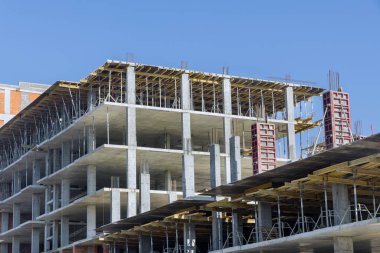 Yeni şantiyede yüksek katlı bir apartman inşaatı