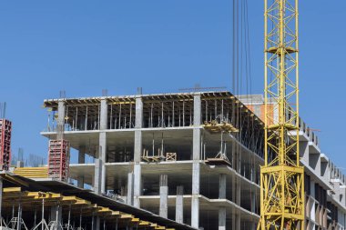 Yapım aşamasında olan yüksek katlı bir apartman.