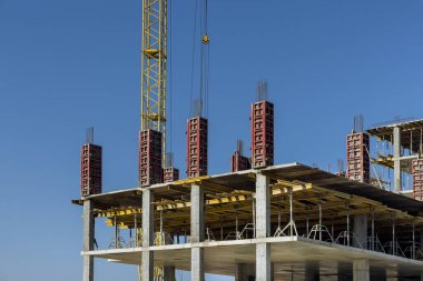 Yüksek katlı beton binanın yeni inşası