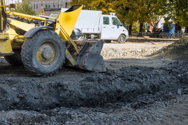 Toprağa drenaj boruları döşemek için yeraltı drenaj çalışmaları.