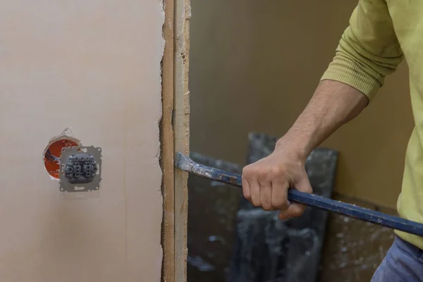 Worker dismantled the old door and frame — Stock Photo, Image